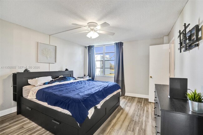 Building Photo - 9451 Live Oak Pl