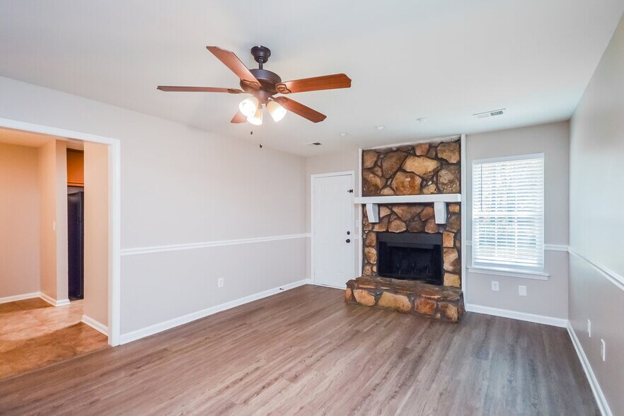 Building Photo - 400 Willow Ln