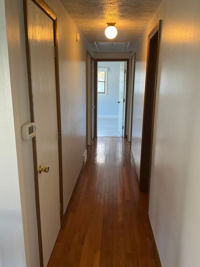 Building Photo - Spacious 3bed 3 bath Split-Level in Bethel...