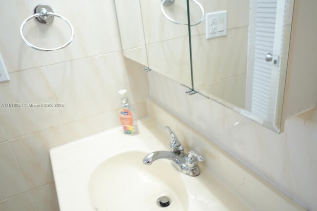 Building Photo - 8000 Harding Ave