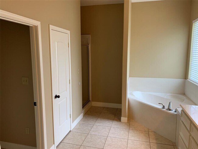 Building Photo - 14607 Heritage Dr