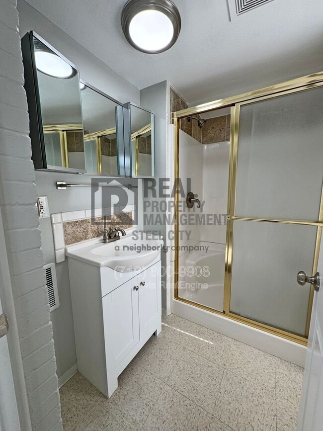 Building Photo - 1626 E Routt Ave