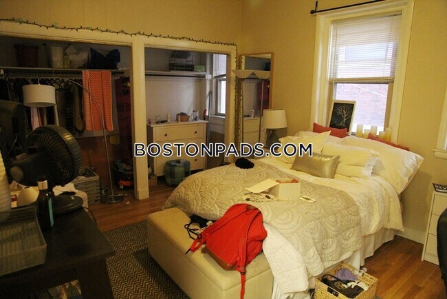 Building Photo - 871 Beacon St