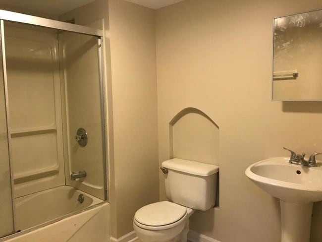 Building Photo - 2372 Crescent Ln S