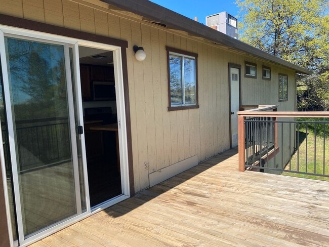 Building Photo - Upcoming vacancy!  Well maintained home on...
