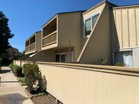 Building Photo - 3 Bedroom Townhome for Lease in Highly Des...