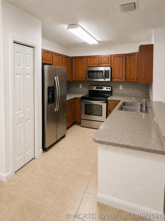 Building Photo - 906 SW 143rd Ave