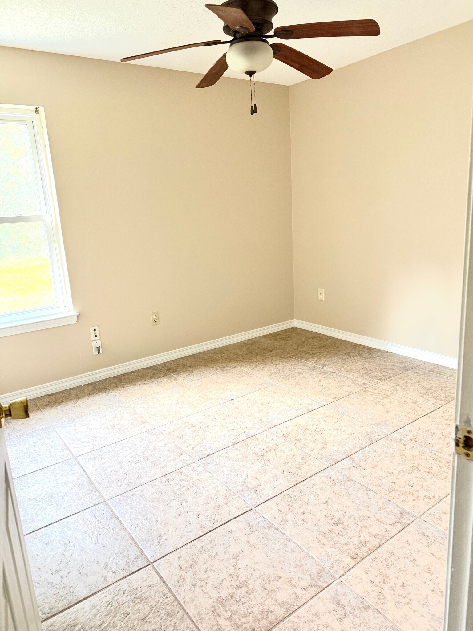 Bright bedroom perfect for guest or home office - 6281 Hunters Ridge Dr