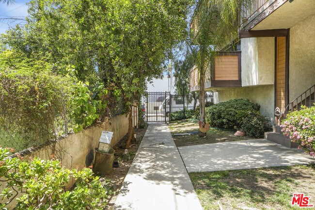 Building Photo - 5534 Sylmar Ave