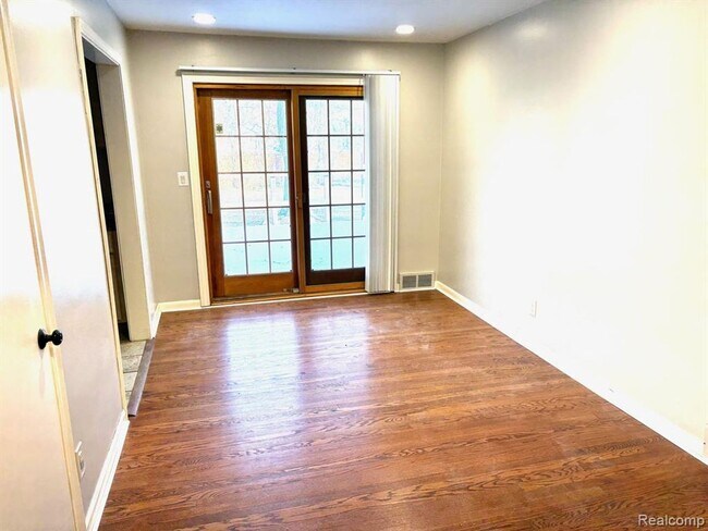 Building Photo - Beautiful Home in Farmington Hills - 3 Bd / 1.5 BA