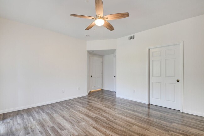 Building Photo - Beautiful 2BR / 2BA Renovated / Modern Con...