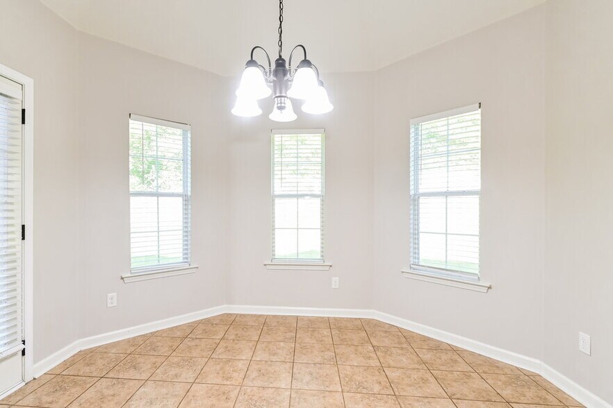 Building Photo - 8873 Lezlarken Ln
