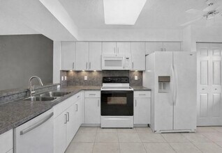 Building Photo - 5842 Crystal Shores Dr