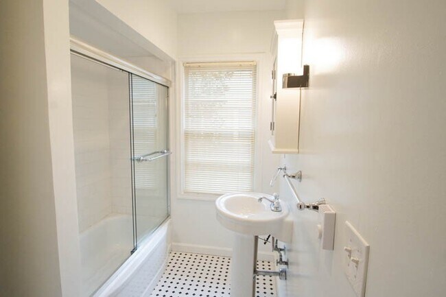 Building Photo - Charming 1-bedroom Courtyard Apartment in Ideal Location!