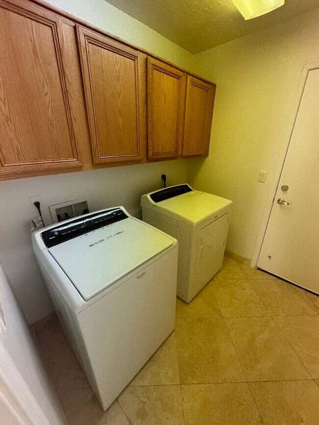 Building Photo - Gorgeous 4 bedroom Scottsdale home with POOL and 3 car garage