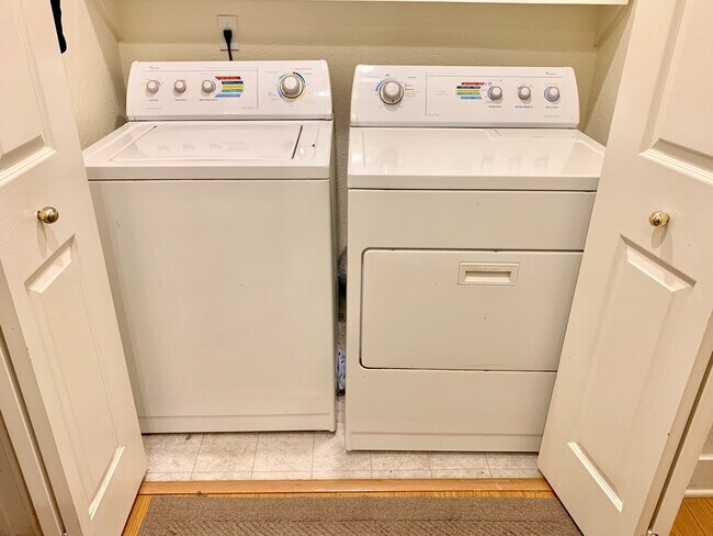 Building Photo - Spacious Rowhouse on Cul-de-sac in SW Longmont for Lease!