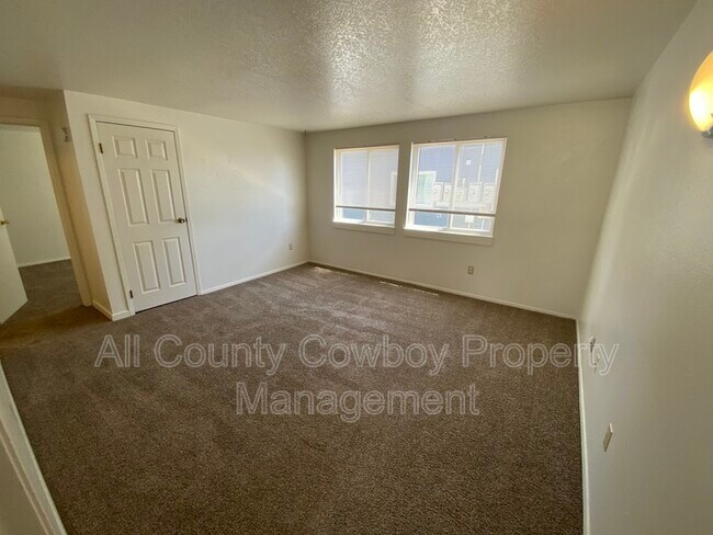 Building Photo - 527 E Spring Creek Dr