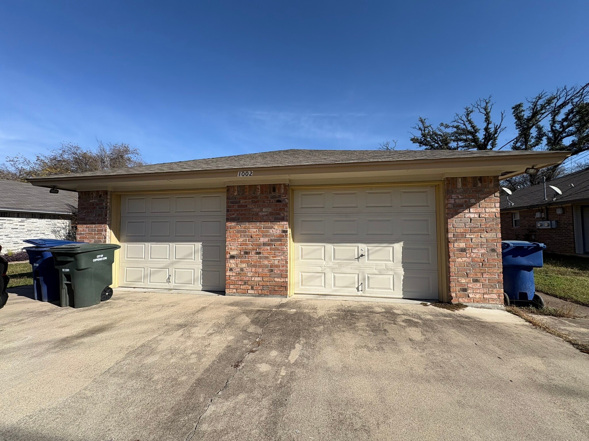 Building Photo - 1002 W Avenue B