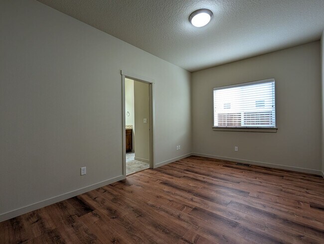 Building Photo - Great 3bed/2 bath home with solid surface flooring!