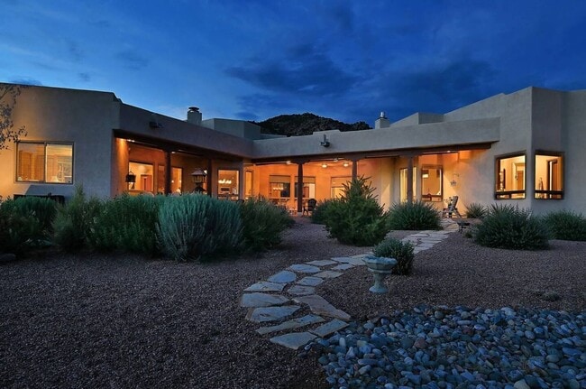 Building Photo - 8 E Longview Dr