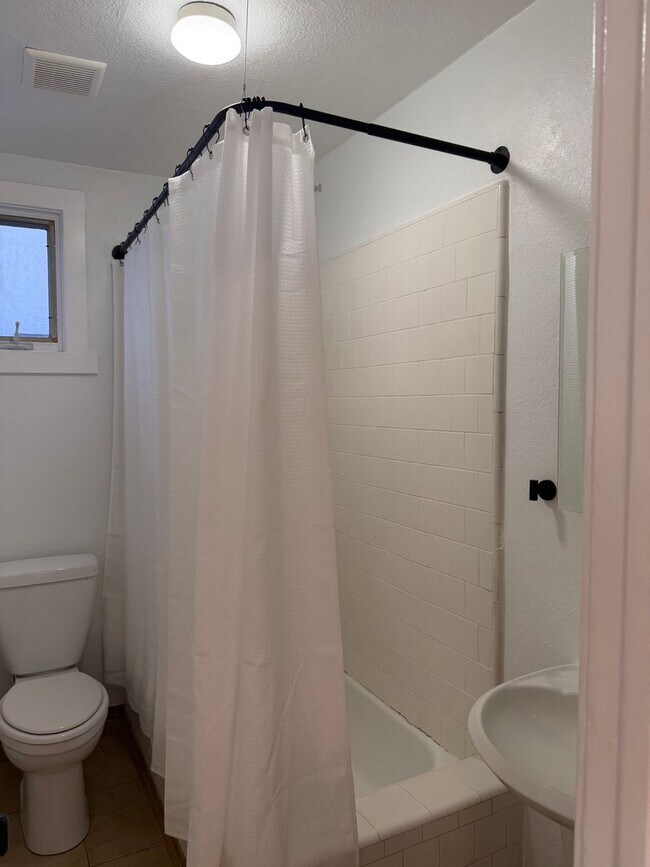 Building Photo - 603 8th St