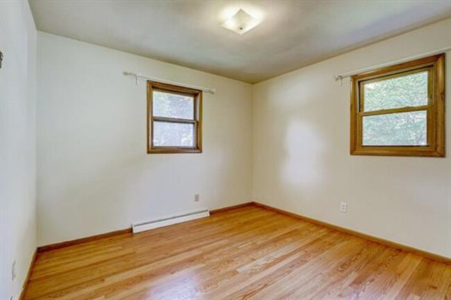 Building Photo - 3 Bedroom 1.5 Bath Single Family Home in H...