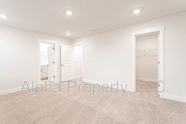 Building Photo - 212 Round Back Wy