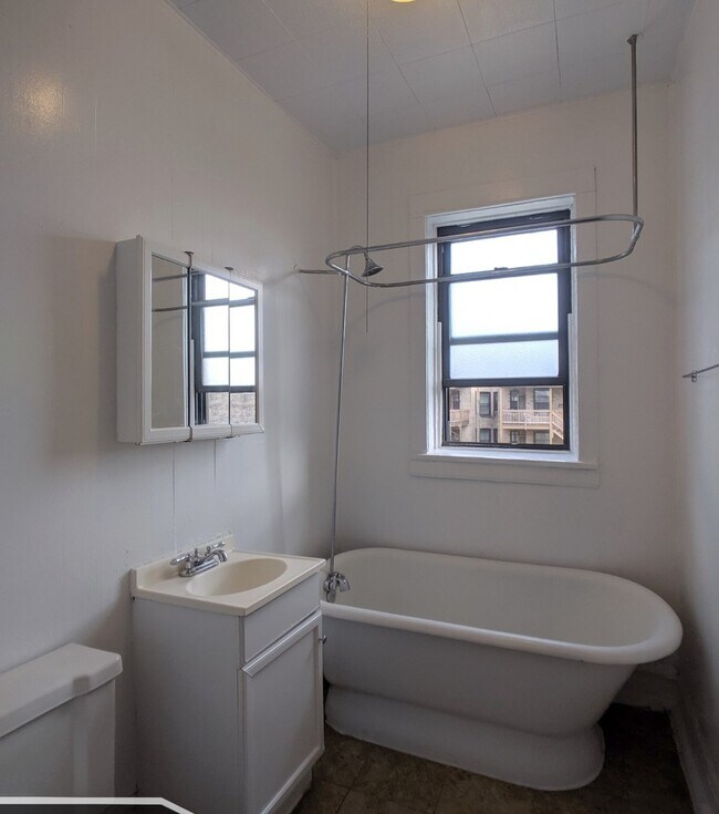 Building Photo - 2518 N Kedzie Blvd