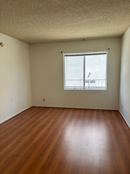Building Photo - 321 N Kenmore Ave