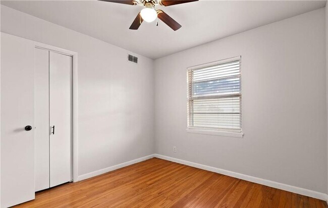 Building Photo - Renovated 4-bedroom 1.5 bathroom home!  Housing accepted! $500 off first months rent!