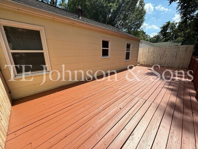 Building Photo - Charming 3-Bedroom Home with Screened Porc...