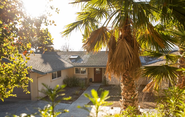 Building Photo - Janin Acers - Pool - Pet Friendly - FURNISHED OR UNFURNISHED