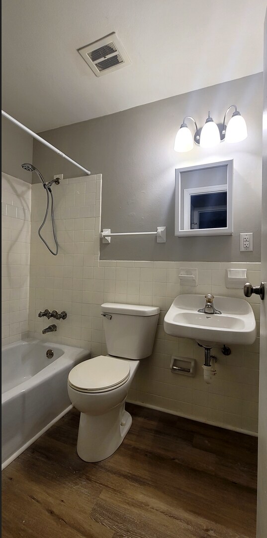 Building Photo - 3006-3008 Creekview Circle