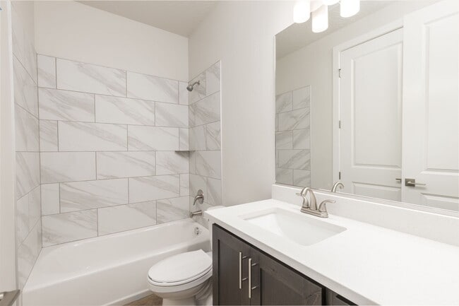 Building Photo - Pet Friendly! - Charming 3 Bedroom Townhome