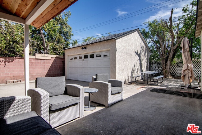 Building Photo - 414 University Ave