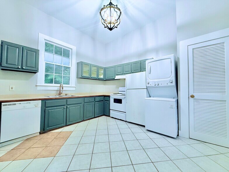 Building Photo - 1010 Dauphin St