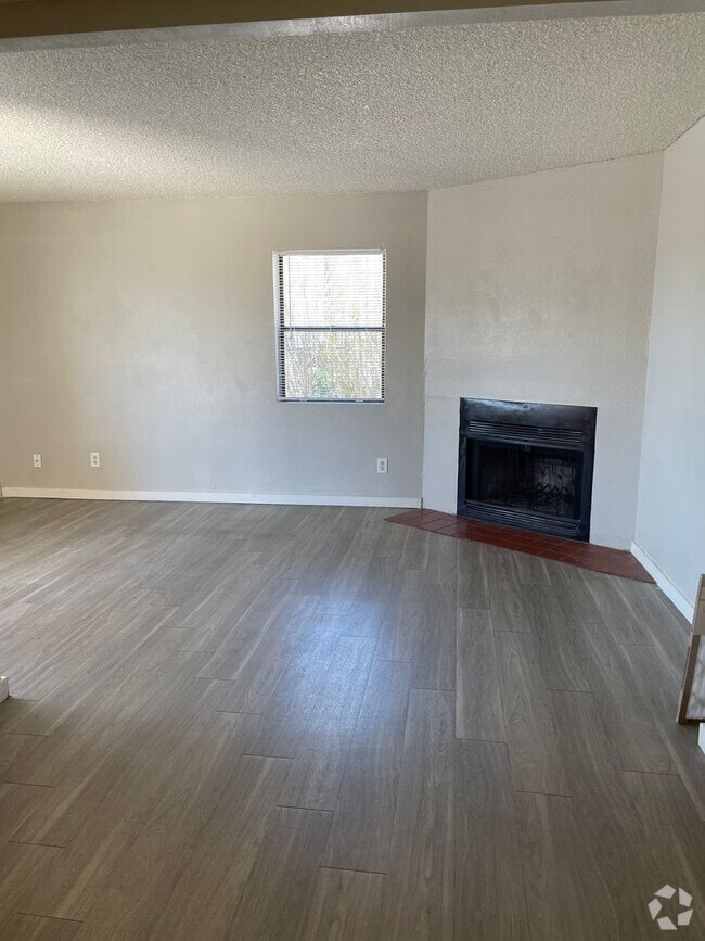 Building Photo - Lovely 2 Bedroom 1  Bath with Fireplace!