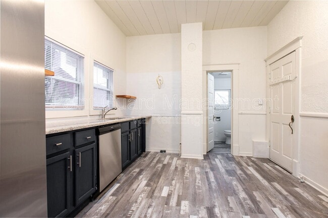 Building Photo - 3224 E Oakland Ave