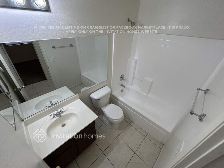 Building Photo - 5903 S 32nd Ln