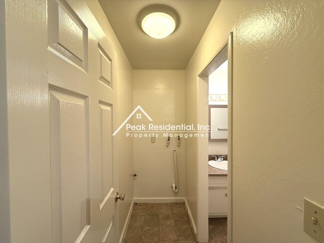 Building Photo - Wonderful 2bd/1ba Wheatland Duplex!