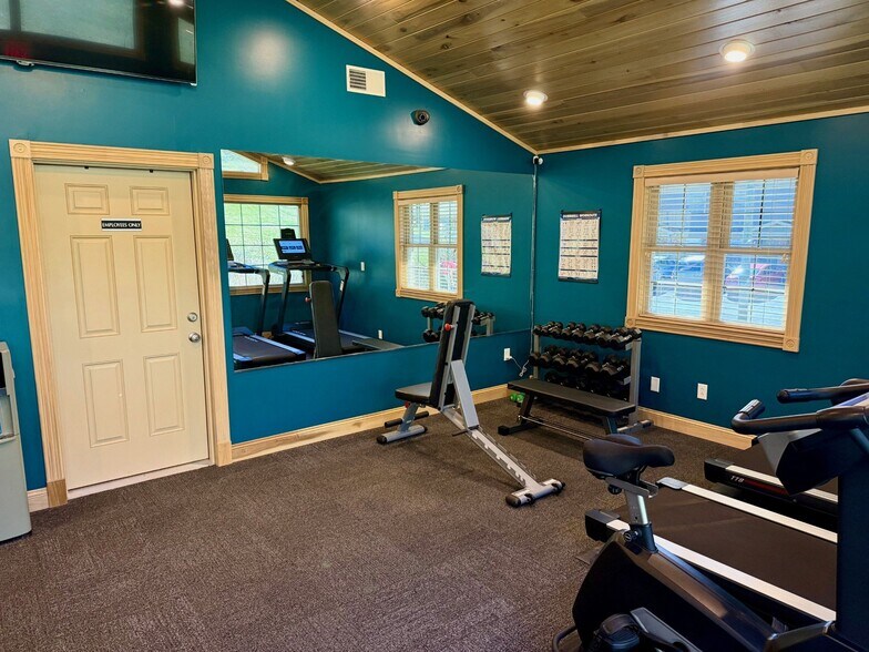 Building Photo - 1604 Spring Valley Dr