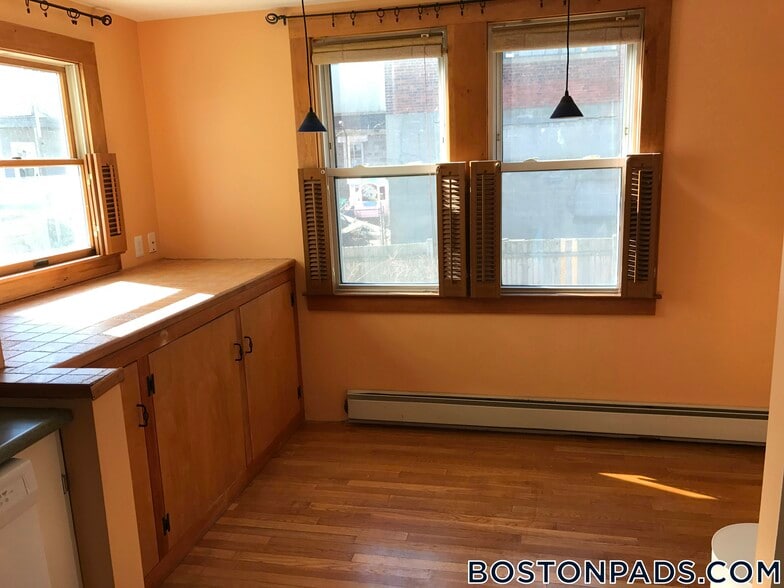 Building Photo - 94 Heath St