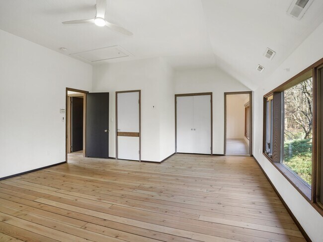 Building Photo - 8 Bayberry Ridge Rd