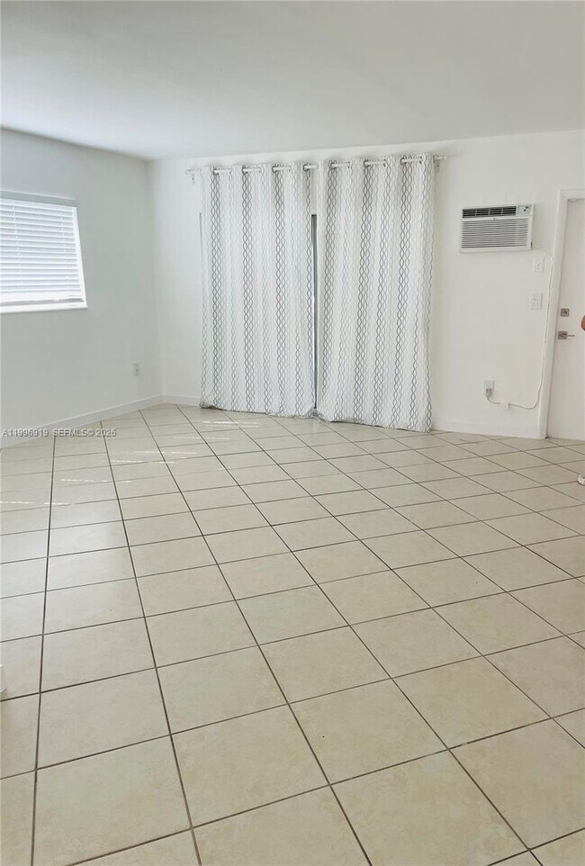 Building Photo - 11945 NE 19th Dr