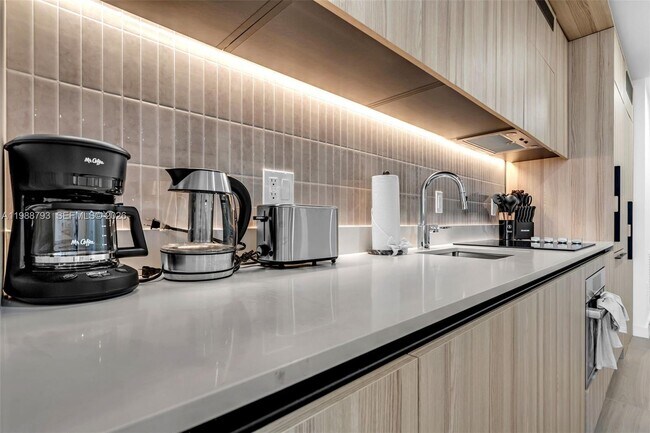 Building Photo - 225 N Miami Ave