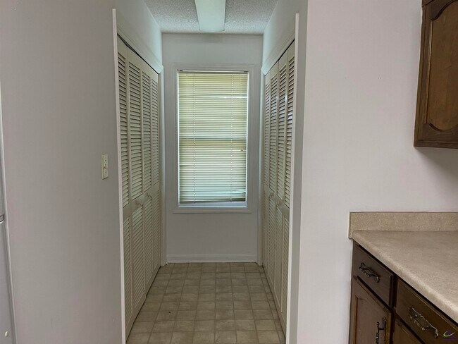 Building Photo - 104 Williamsburg Ave