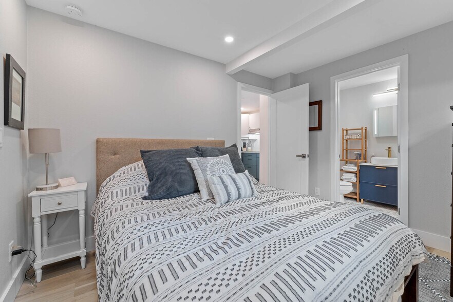 Building Photo - 228 E Harding St