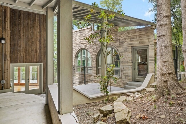 Building Photo - 5729 Stoneway Trail