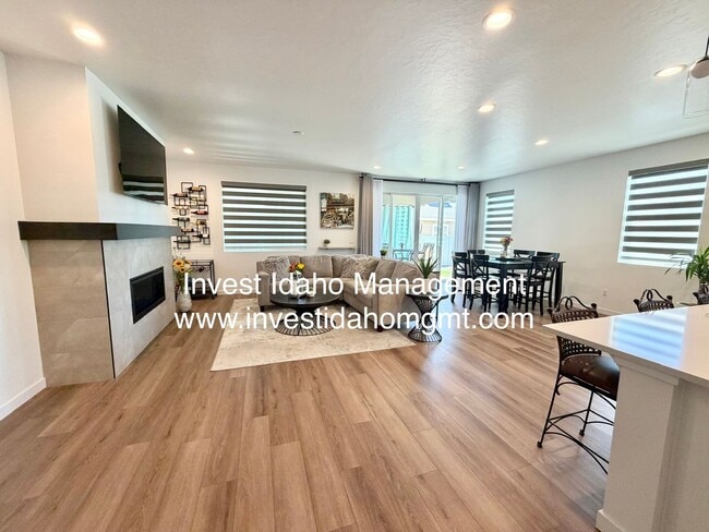 Building Photo - A Home You'll Fall in Love With