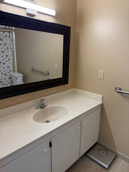 Master bath - 4043 NW Cinnamon Tree Cir